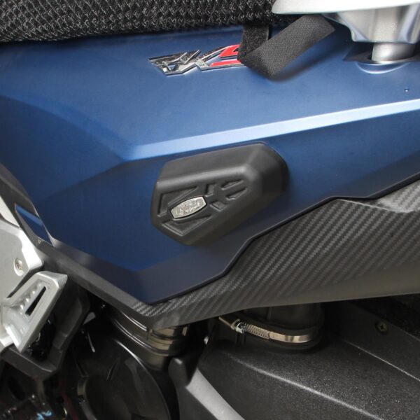 Capac lateral carena negru universal 7x11.5 cm, produs universal de la GP Kompozit