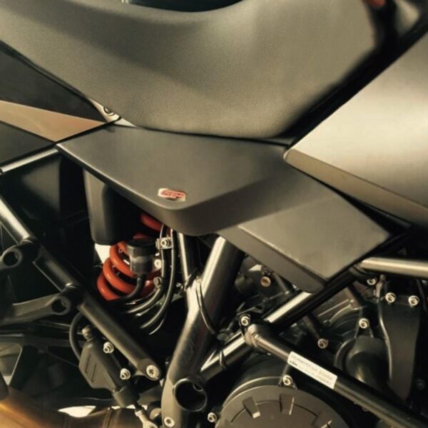 Capac lateral protectie (negru) - KTM 1190 Adventure 2013-2014 de la GP Kompozit