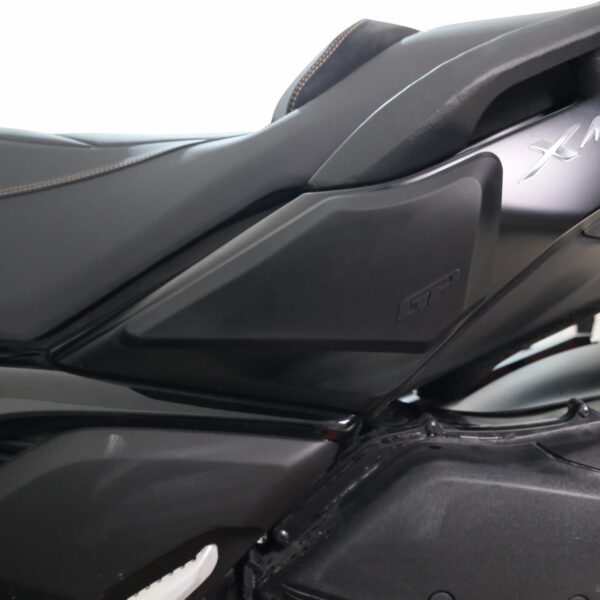 Carenaj lateral (negru) - Yamaha XMAX 2024 de la GP Kompozit