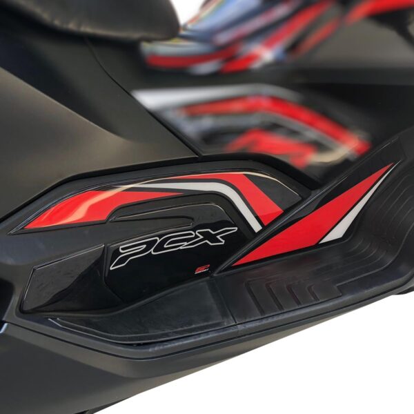 Protecție laterală inferioară rezervor (roșie) - Honda PCX 125 / PCX 150 2021-2024 de la GP Kompozit