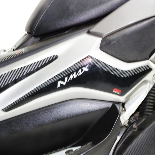 Set protecție laterală rezervor (neagră-carbon) - Yamaha NMAX 125 / NMAX 155 2015-2020 de la GP Kompozit