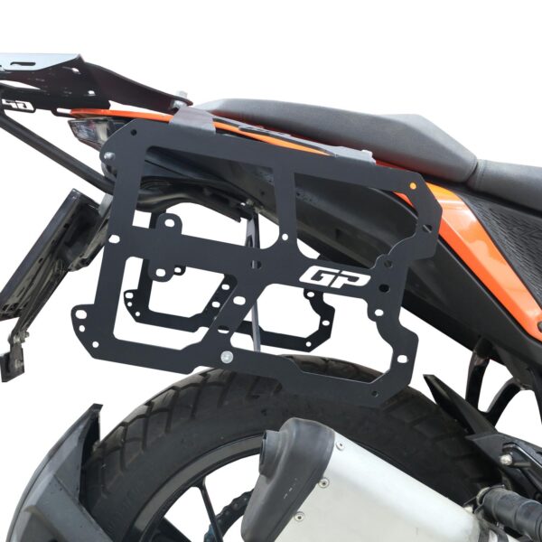 Suport lateral portbagaj (negru) - KTM 250 Adventure / 390 Adventure  2020-2024