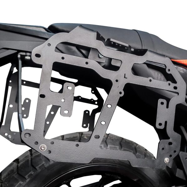 Suport lateral portbagaj (negru) - KTM 390 Adventure X 2025