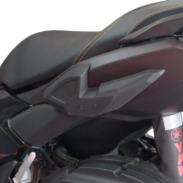 Carenaj lateral (negru) - Yamaha NMAX 125 / NMAX 155 2025