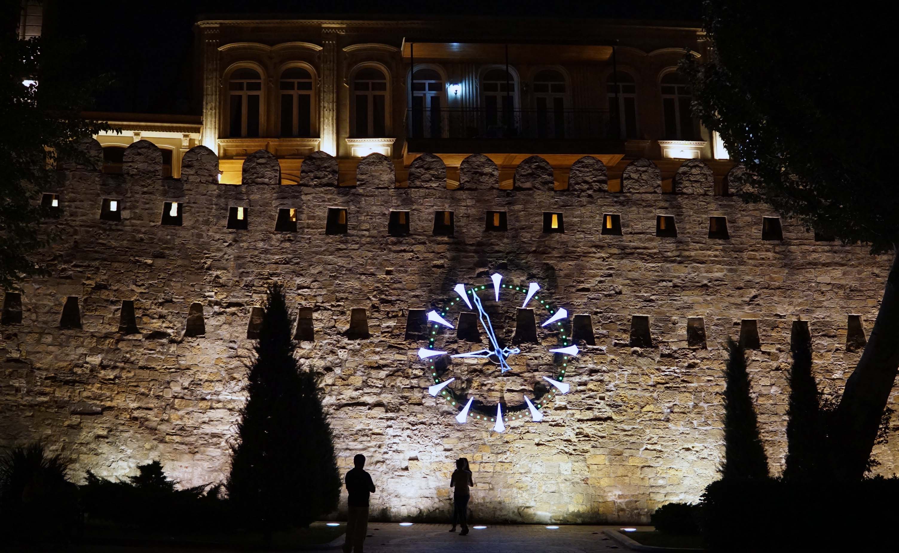 Baku noaptea, cu cetatea luminată exact cât să uiți pentru o vreme de formalități și hârtii.