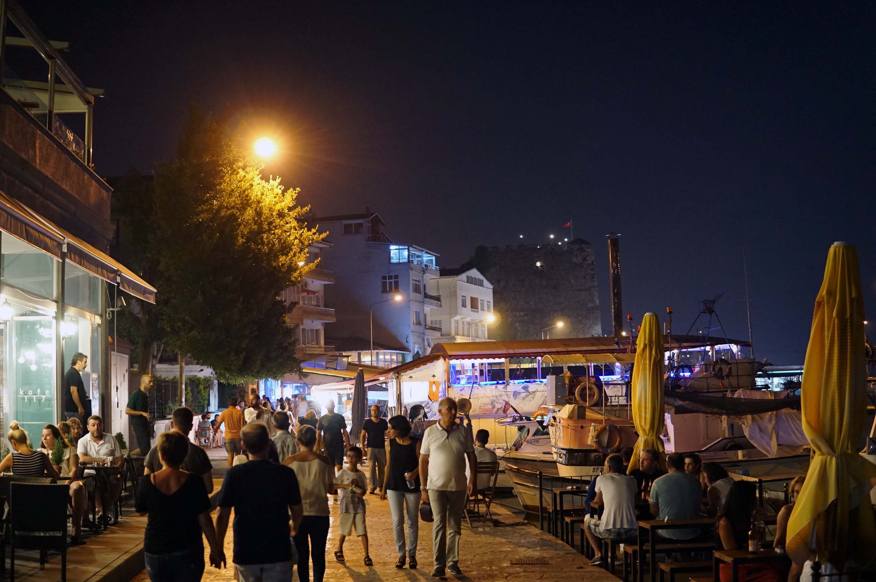 Sinop seara, plin ochi de turiști și cu noi încă în căutarea unui pat liber.