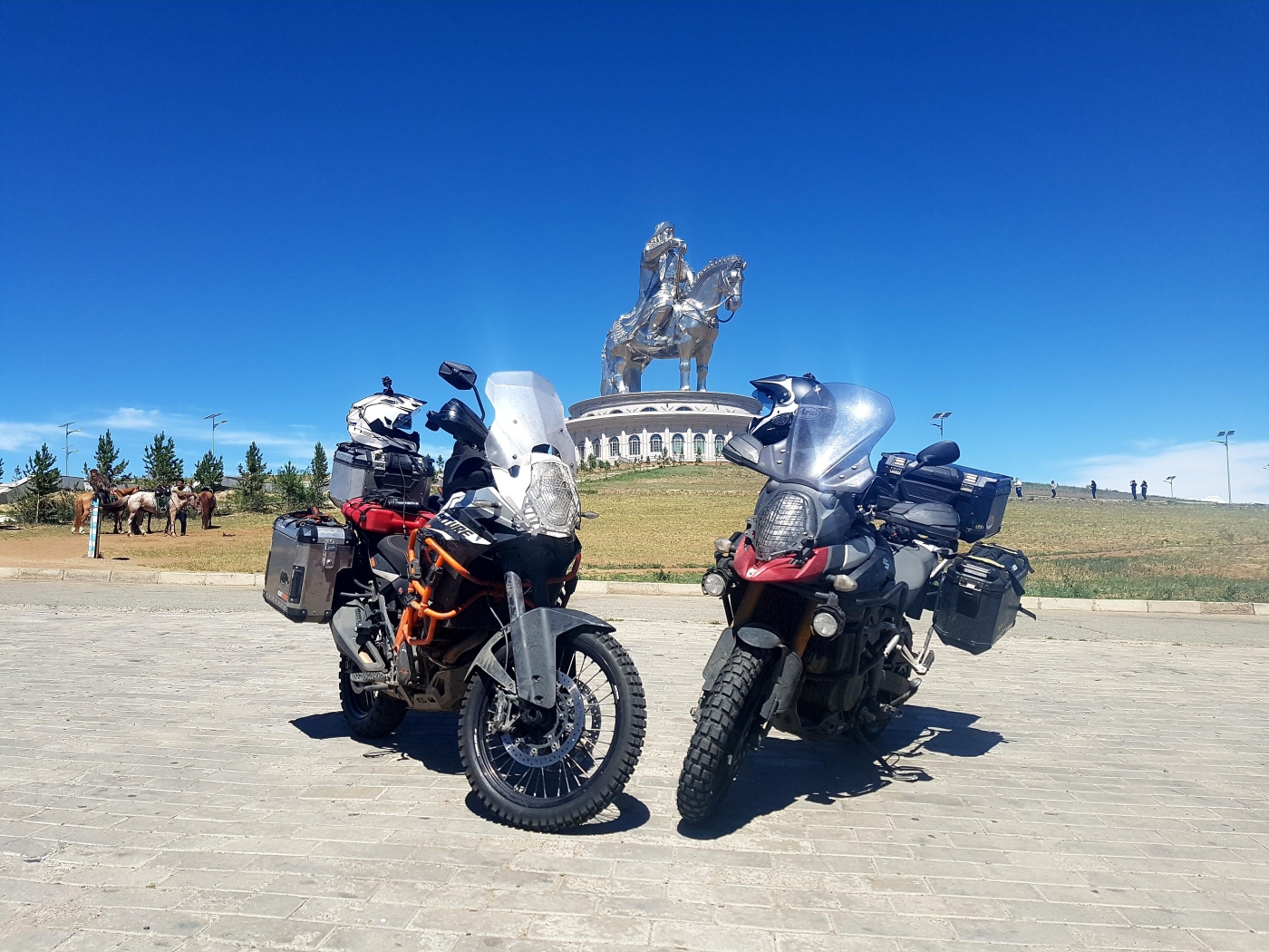 Statuia ecvestră a lui Ginghis Han, oprirea noastră scurtă înainte să luăm drumul spre Gobi.