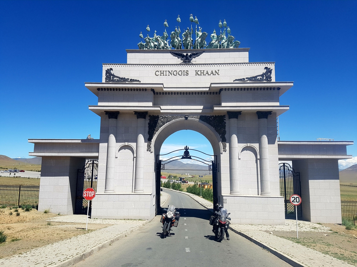 Poarta complexului Ginghis Han, suficient de monumentală cât să ne ducă puțin cu gândul la Berlin.