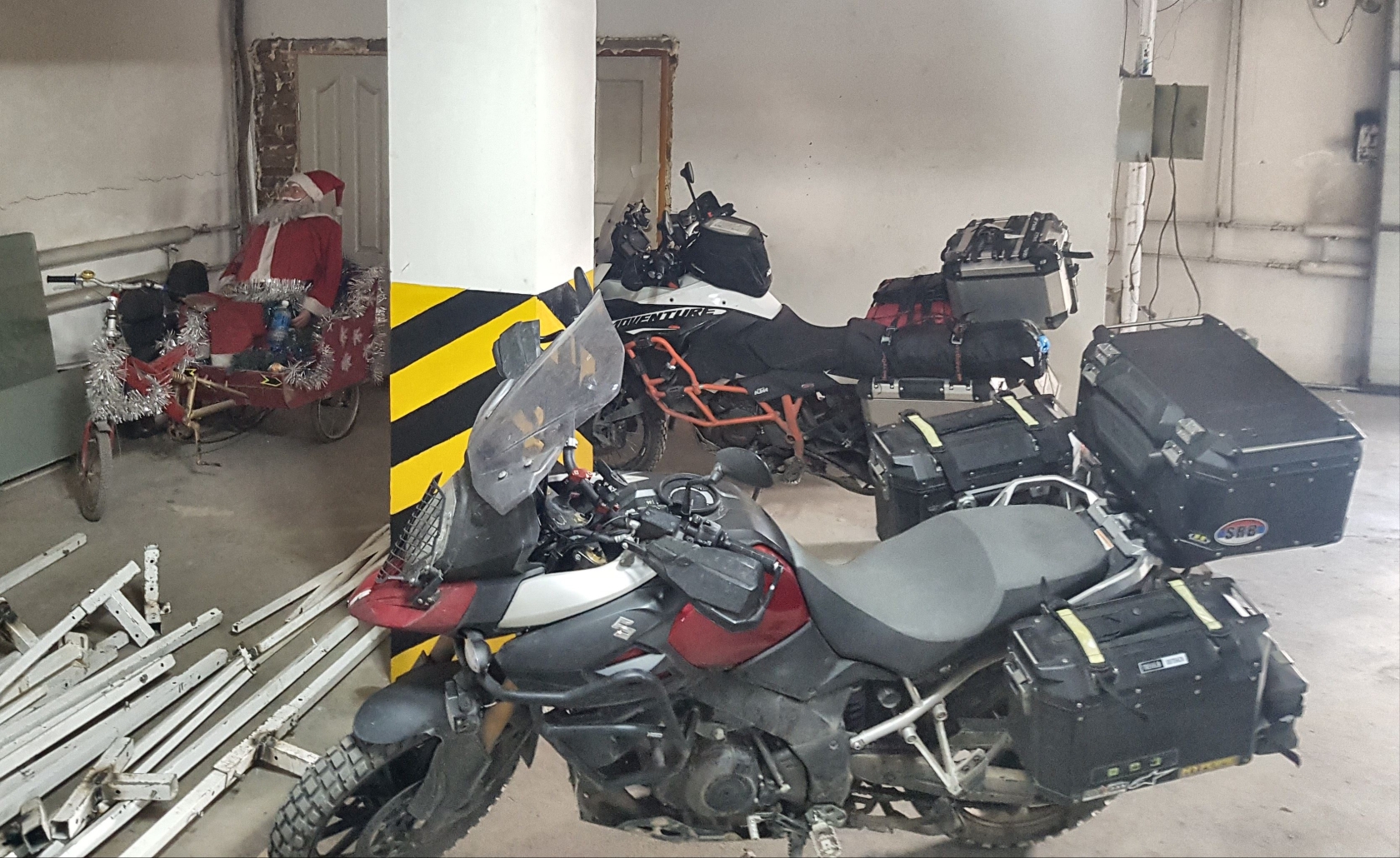 Hotelul din Dalanzadgad: bere rece, duș cald și sania lui Moș Crăciun parcată la subsol.