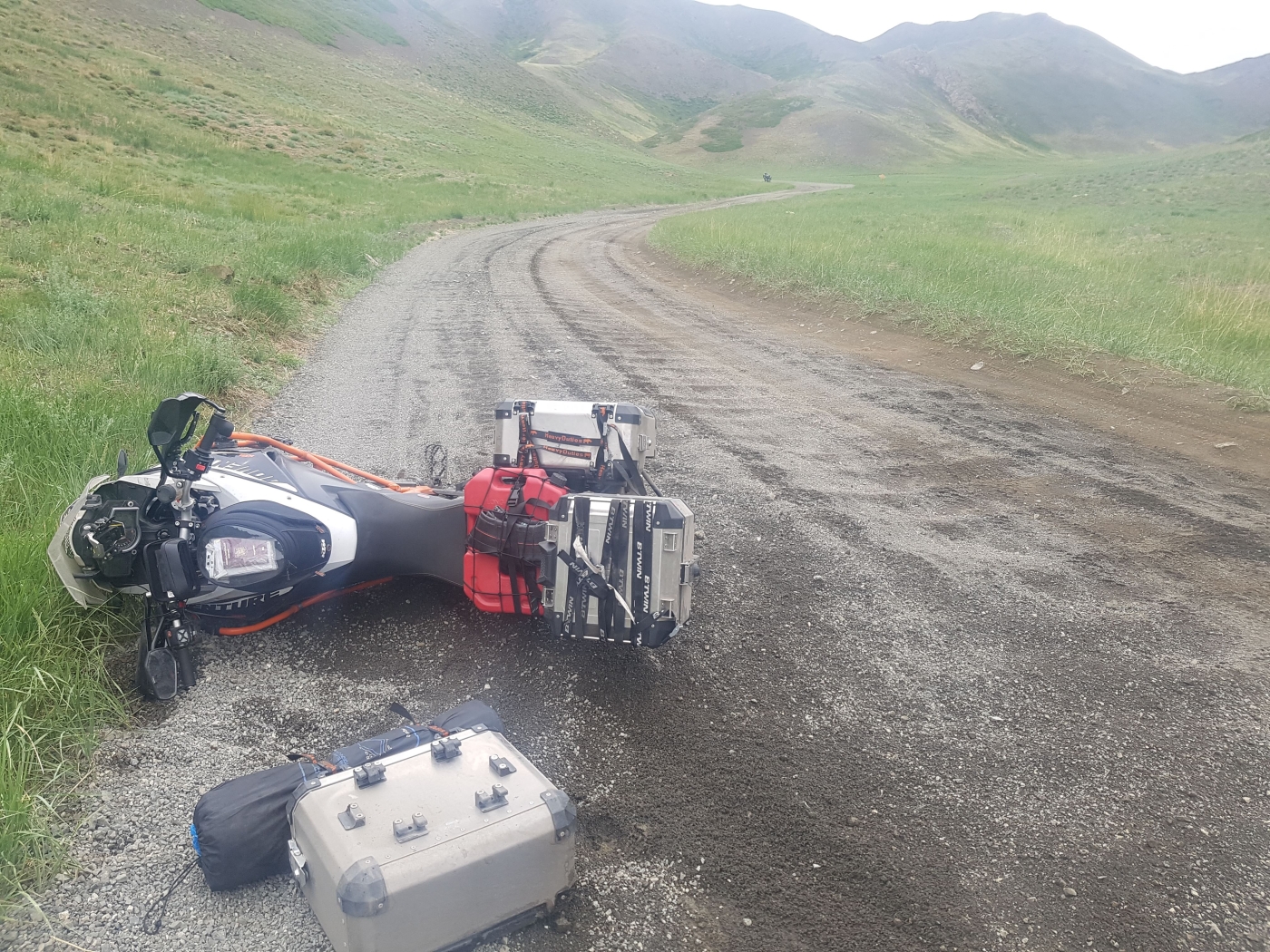 Motocicleta culcată în pietriș, fix în ziua în care și schimbătorul lui Adi a decis să plece singur.
