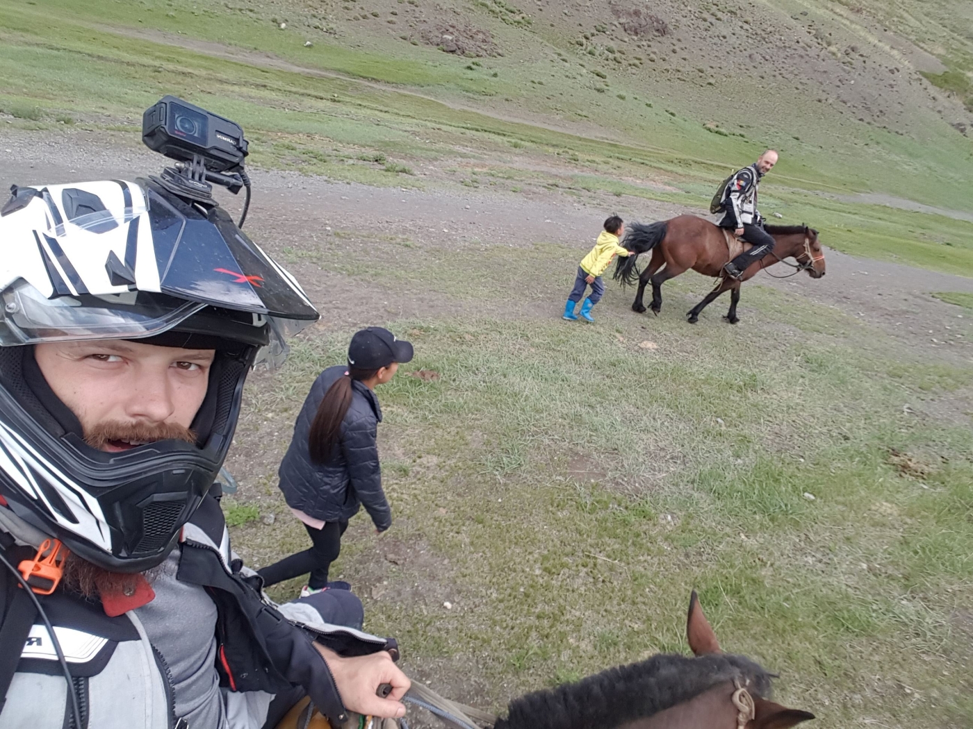 Prin canion călare, cu instructorii noștri care abia treceau de ghidon.